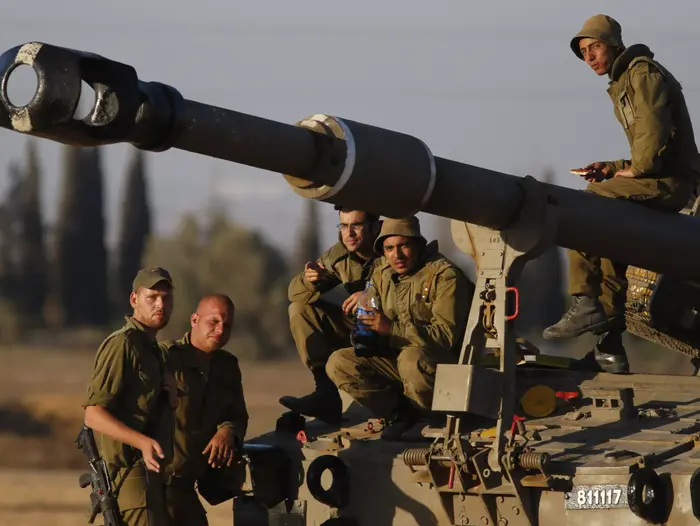 כוחות צה"ל בגבול רצועת עזה במבצע "צוק איתן". 11 ביולי 2014 (AP) כוחות צה"ל בגבול רצועת עזה במבצע "צוק איתן". 11 ביולי 2014 (AP)
