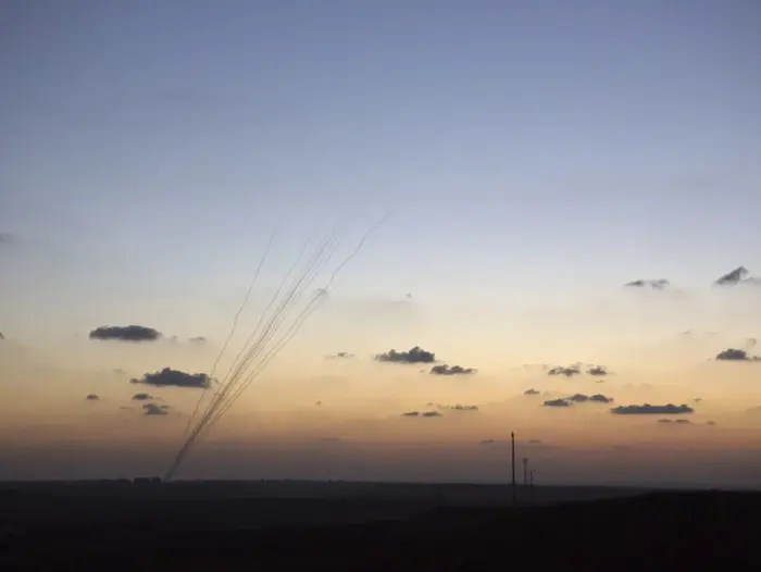 שובלי עשן משיגורי רקטות מעל רצועת עזה, מבצע צוק איתן, יולי 2014 עזה, צוק איתן, חמאס (רויטרס) שובלי עשן משיגורי רקטות מעל רצועת עזה, מבצע צוק איתן, יולי 2014 עזה, צוק איתן, חמאס (רויטרס)