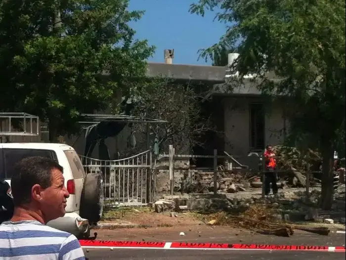 פגיעה ישירה בבית מנפילת רקטה באשדוד, יולי 2014 (מערכת וואלה! NEWS , מומי זאווי) פגיעה ישירה בבית מנפילת רקטה באשדוד, יולי 2014 (מערכת וואלה! NEWS , מומי זאווי)