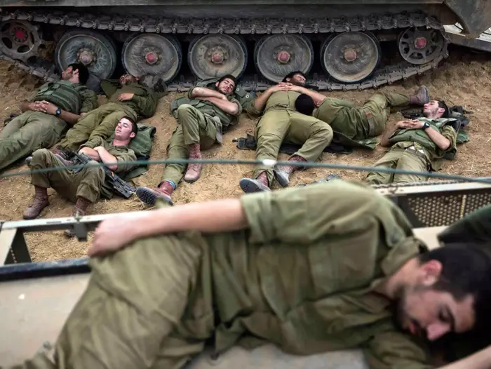 חיילי צה"ל מנמנמים על גבול רצועת עזה במסגרת מבצע צוק איתן - 15 ביולי 2014 (רויטרס) חיילי צה"ל מנמנמים על גבול רצועת עזה במסגרת מבצע צוק איתן - 15 ביולי 2014 (רויטרס)