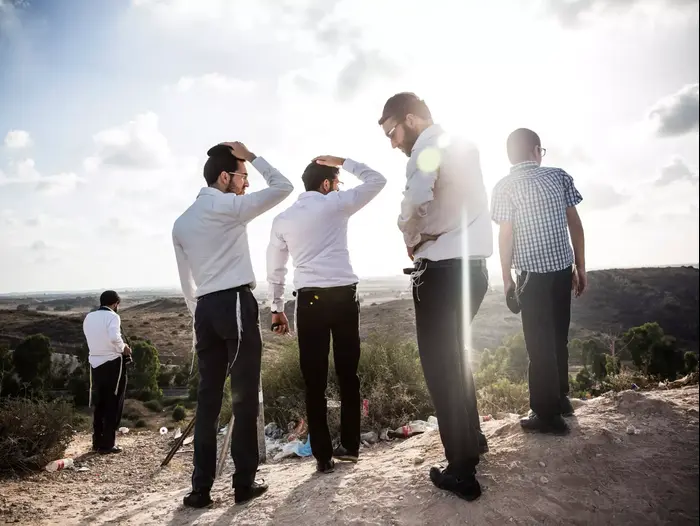 תושבי שדרות מביטים לעבר רצועת עזה במסגרת מבצע צוק איתן 14 ביולי 2014 (GettyImages)