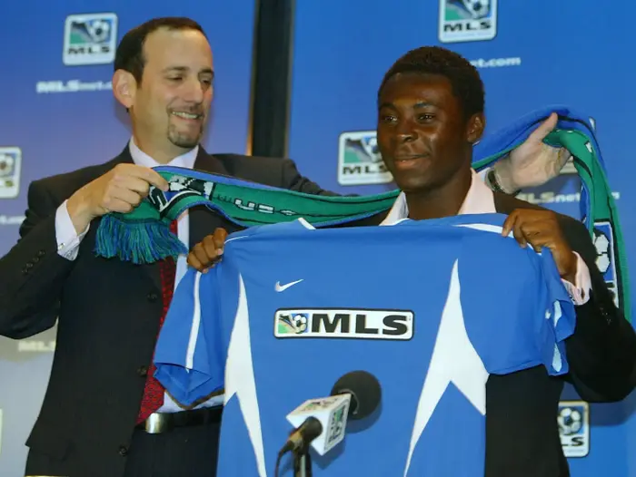פרדי אדו (ימין) עם הקומישינר של ה-MLS, דון גארבר, בדראפט 2004 (GettyImages) פרדי אדו (ימין) עם הקומישינר של ה-MLS, דון גארבר, בדראפט 2004 (GettyImages)