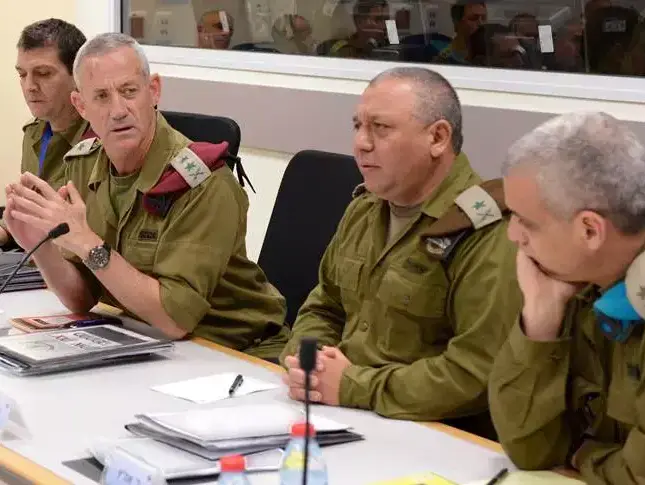 תמונות- הרמטכ"ל בהערכת מצב בבור הקריה, 17.7.1 (דובר צה"ל) תמונות- הרמטכ"ל בהערכת מצב בבור הקריה, 17.7.1 (דובר צה"ל)
