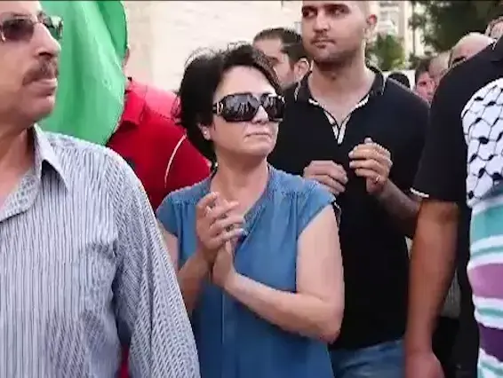 ח"כ זועבי נאזקה בהפגנה נגד המבצע בעזה (ערן גילווארג) ח"כ זועבי נאזקה בהפגנה נגד המבצע בעזה (ערן גילווארג)