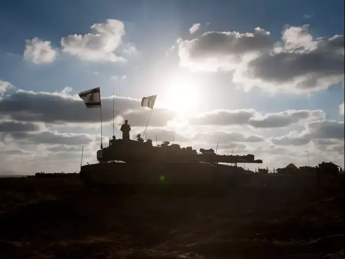 חיילי שריון בכניסה לרצועת עזה במסגרת מבצע "צוק איתן", יולי 2014 (בן קלמר)