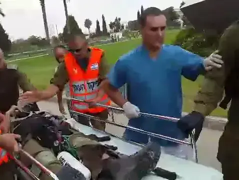 פינוי פצועים לבית החולים סורוקה, יולי 2014 (צילום מסך) פינוי פצועים לבית החולים סורוקה, יולי 2014 (צילום מסך)