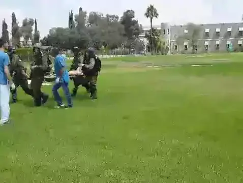 פינוי פצועים לבית החולים סורוקה, יולי 2014 (צילום מסך) פינוי פצועים לבית החולים סורוקה, יולי 2014 (צילום מסך)