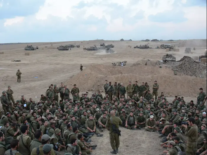 כוח גולני בתדרוך ע"י מפקד החטיבה, אל"ם רסאן עליאן. יולי 2014 (דובר צה"ל) כוח גולני בתדרוך ע"י מפקד החטיבה, אל"ם רסאן עליאן. יולי 2014 (דובר צה"ל)