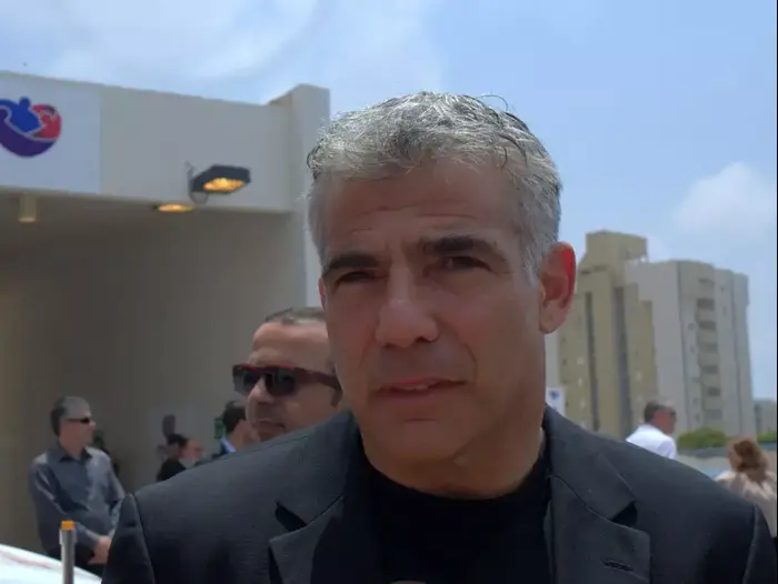 יאיר לפיד מגיע לבקר פצועים בבית חולים ברזילי. יולי 2014 (ניב אהרונסון) יאיר לפיד מגיע לבקר פצועים בבית חולים ברזילי. יולי 2014 (ניב אהרונסון)
