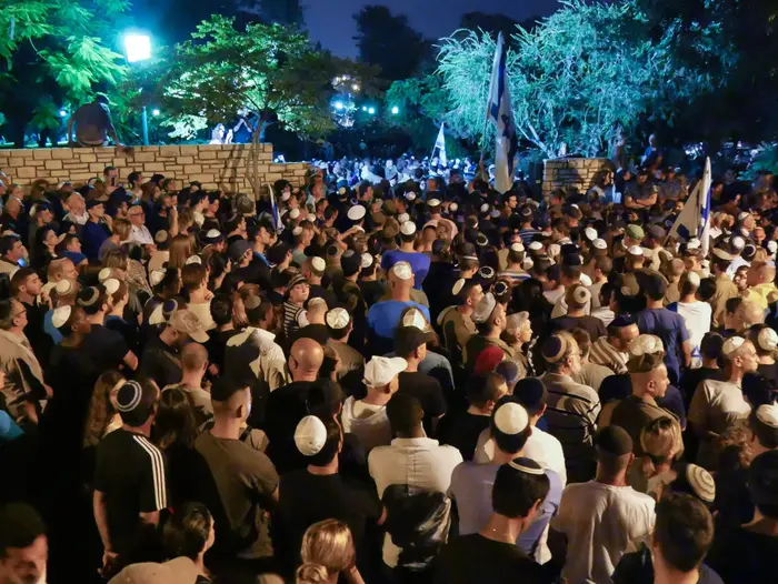 20 אלף בני אדם בהלווייתו של החייל הבודד שון כרמלי בחיפה 22 ביולי 2014 (ערן גילווארג) 20 אלף בני אדם בהלווייתו של החייל הבודד שון כרמלי בחיפה 22 ביולי 2014 (ערן גילווארג)