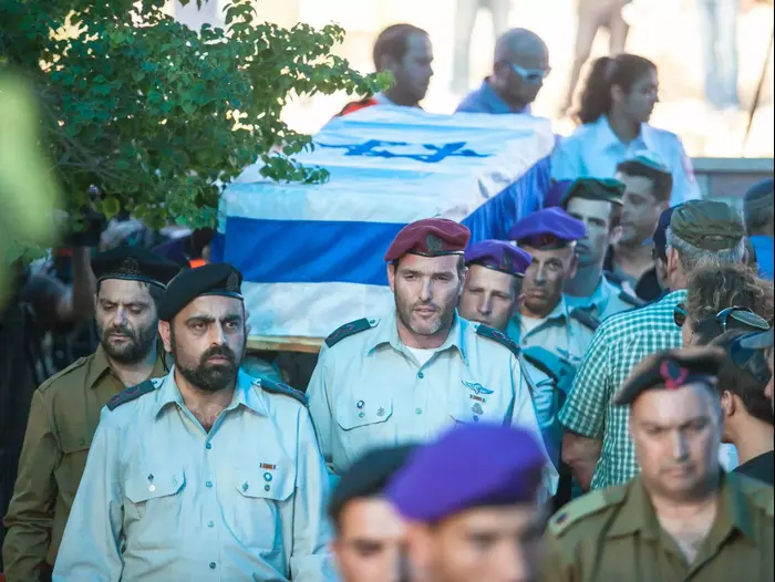 הלווייתו של סא"ל דולב קידר, בבית העלמין במודיעין, יולי 2014 (נועם מושקוביץ) הלווייתו של סא"ל דולב קידר, בבית העלמין במודיעין, יולי 2014 (נועם מושקוביץ)