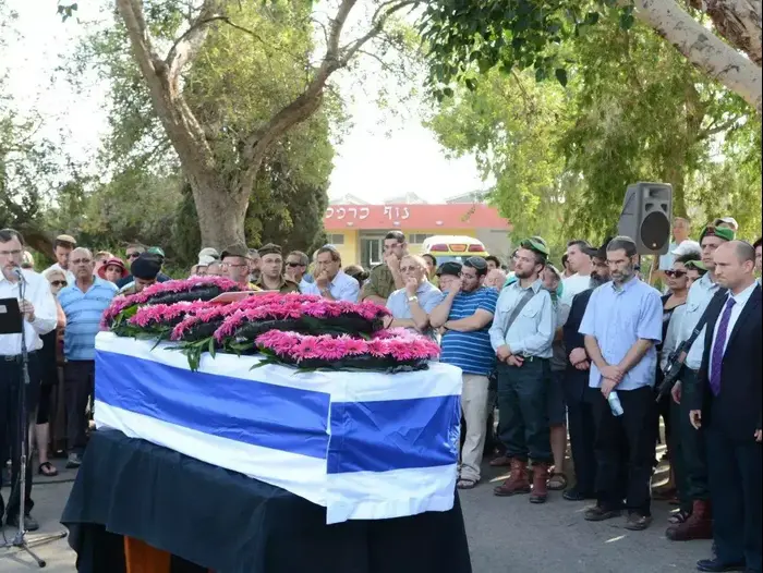 הלוויתו של עודד בן סירא בניר עציון. יולי 2014 (יח"צ , אבי ברומברג, דוברות מועצה אזורית חוף הכרמל) הלוויתו של עודד בן סירא בניר עציון. יולי 2014 (יח"צ , אבי ברומברג, דוברות מועצה אזורית חוף הכרמל)