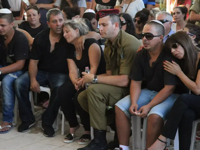 משפחתו של שחר תעשה שנהרג בעזה במבצע צוק איתן במהלך הלווייתו בפרדסיה. יולי 2014 (שלומי גבאי) משפחתו של שחר תעשה שנהרג בעזה במבצע צוק איתן במהלך הלווייתו בפרדסיה. יולי 2014 (שלומי גבאי)