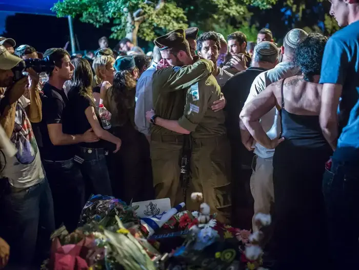 הלווייתו של ג'ורדן בן סימון שנפל בעזה, באשקלון. יולי 2014 (יותם רונן) הלווייתו של ג'ורדן בן סימון שנפל בעזה, באשקלון. יולי 2014 (יותם רונן)