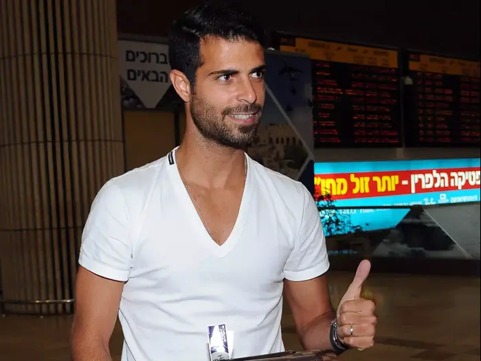 עדן בן בסט אחרי הנחיתה בישראל (ברני ארדוב) עדן בן בסט אחרי הנחיתה בישראל (ברני ארדוב)