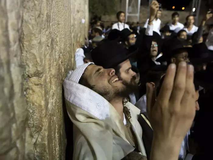 תפילה המונית בכותל במהלך מבצע צוק איתן (רויטרס) תפילה המונית בכותל במהלך מבצע צוק איתן (רויטרס)