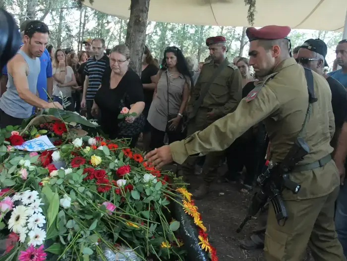 הלוויתו של סגן פז אליהו שנפל בעזה במבצע צוק איתן, בעברון. יולי 2014 (אדריאן הרבשטיין) הלוויתו של סגן פז אליהו שנפל בעזה במבצע צוק איתן, בעברון. יולי 2014 (אדריאן הרבשטיין)