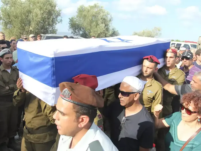 הלוויתו של סגן פז אליהו שנפל בעזה במבצע צוק איתן, בעברון. יולי 2014 (אדריאן הרבשטיין) הלוויתו של סגן פז אליהו שנפל בעזה במבצע צוק איתן, בעברון. יולי 2014 (אדריאן הרבשטיין)