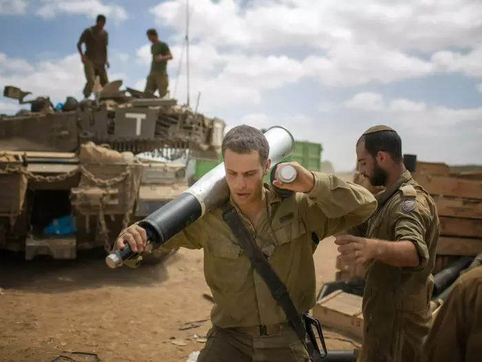 חיילי שריון מחטיבה 7 נערכים ליד רצועת עזה (נועם מושקוביץ) חיילי שריון מחטיבה 7 נערכים ליד רצועת עזה (נועם מושקוביץ)