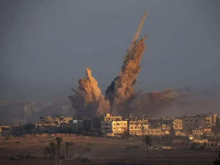 תקיפת צה"ל ברצועת עזה זמן קצר לפני הפסקת האש ההומניטרית. 26 ביולי 2014 (רויטרס) תקיפת צה"ל ברצועת עזה זמן קצר לפני הפסקת האש ההומניטרית. 26 ביולי 2014 (רויטרס)
