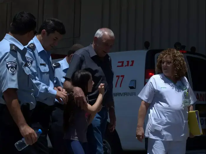 השר לביטחון הפנים יצחק אהרונוביץ' מבקר בבית החולים סורוקה בבאר שבע. 26 ביולי 2014 (ניב אהרונסון) השר לביטחון הפנים יצחק אהרונוביץ' מבקר בבית החולים סורוקה בבאר שבע. 26 ביולי 2014 (ניב אהרונסון)