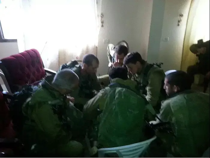 כתב וואלה! חדשות אמיר בוחבוט עם כוחות צה"ל ברצועת עזה במבצע "צוק איתן". 26 ביולי 2014 (מערכת וואלה! NEWS , אמיר בוחבוט) כתב וואלה! חדשות אמיר בוחבוט עם כוחות צה"ל ברצועת עזה במבצע "צוק איתן". 26 ביולי 2014 (מערכת וואלה! NEWS , אמיר בוחבוט)