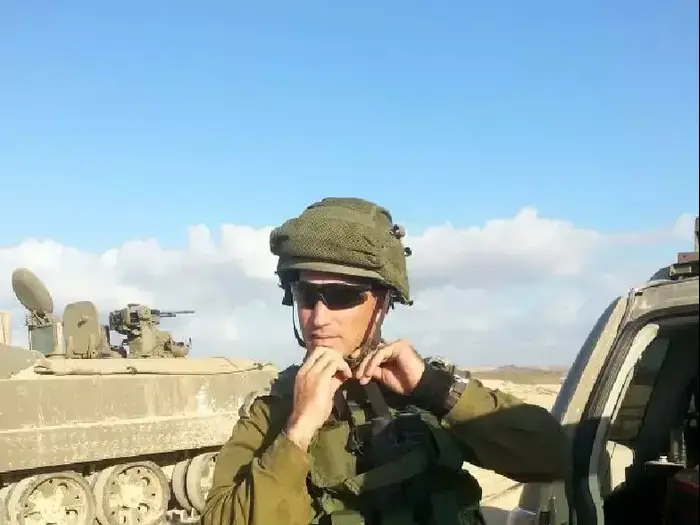 כתב וואלה! חדשות אמיר בוחבוט עם כוחות צה"ל ברצועת עזה במבצע "צוק איתן". 26 ביולי 2014 (מערכת וואלה! NEWS , אמיר בוחבוט) כתב וואלה! חדשות אמיר בוחבוט עם כוחות צה"ל ברצועת עזה במבצע "צוק איתן". 26 ביולי 2014 (מערכת וואלה! NEWS , אמיר בוחבוט)
