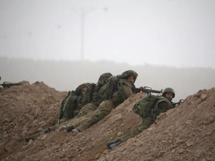 חיילים בגבול הרצועה בזמן חדירת מחבלים לנחל עוז 28 ביולי 2014 (רויטרס) חיילים בגבול הרצועה בזמן חדירת מחבלים לנחל עוז 28 ביולי 2014 (רויטרס)
