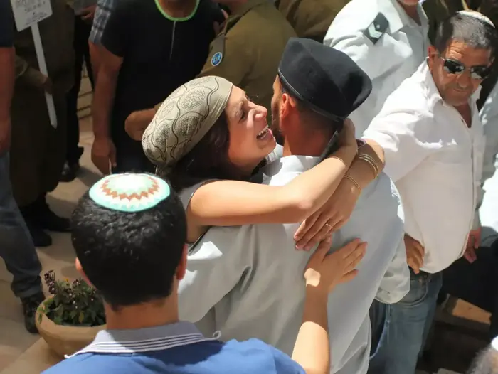 הלוויותו של סמל-ראשון אליאב כחלון, שנפל במהלך מבצע צוק איתן, בבית העלמין הצבאי בצפת, יולי 2014 (אדריאן הרבשטיין) הלוויותו של סמל-ראשון אליאב כחלון, שנפל במהלך מבצע צוק איתן, בבית העלמין הצבאי בצפת, יולי 2014 (אדריאן הרבשטיין)