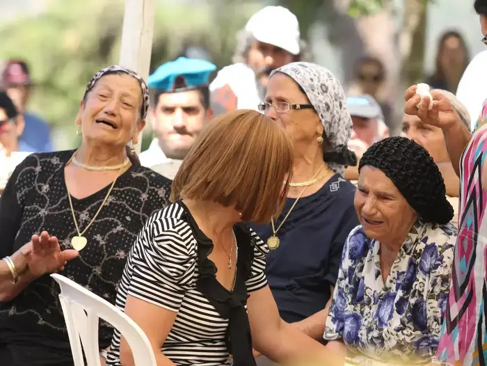 הלוויותו של סמל-ראשון אליאב כחלון, שנפל במהלך מבצע צוק איתן, בבית העלמין הצבאי בצפת, יולי 2014 (אדריאן הרבשטיין)