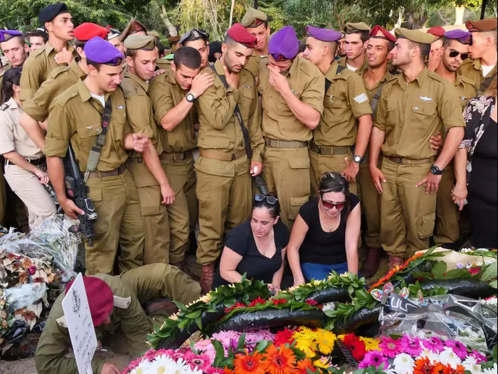 הלווייתו של סמל ארז שגיא שנפל במבצע צוק איתן בעזה, בית העלמין הצבאי בחיפה. יולי 2014 (ערן גילווארג) הלווייתו של סמל ארז שגיא שנפל במבצע צוק איתן בעזה, בית העלמין הצבאי בחיפה. יולי 2014 (ערן גילווארג)