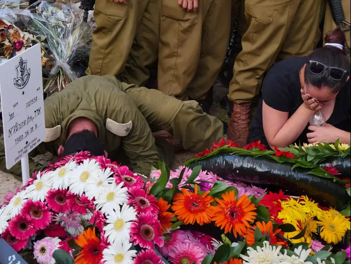 הלווייתו של סמל ארז שגיא שנפל במבצע צוק איתן בעזה, בית העלמין הצבאי בחיפה. יולי 2014 (ערן גילווארג) הלווייתו של סמל ארז שגיא שנפל במבצע צוק איתן בעזה, בית העלמין הצבאי בחיפה. יולי 2014 (ערן גילווארג)