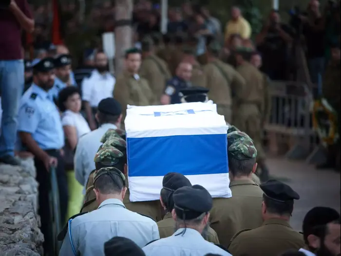 הלווייתו של ברקאי שור שנפל במבצע צוק איתן בעזה, בחלקה הצבאית הר הרצל. יולי 2014 (נועם מושקוביץ) הלווייתו של ברקאי שור שנפל במבצע צוק איתן בעזה, בחלקה הצבאית הר הרצל. יולי 2014 (נועם מושקוביץ)