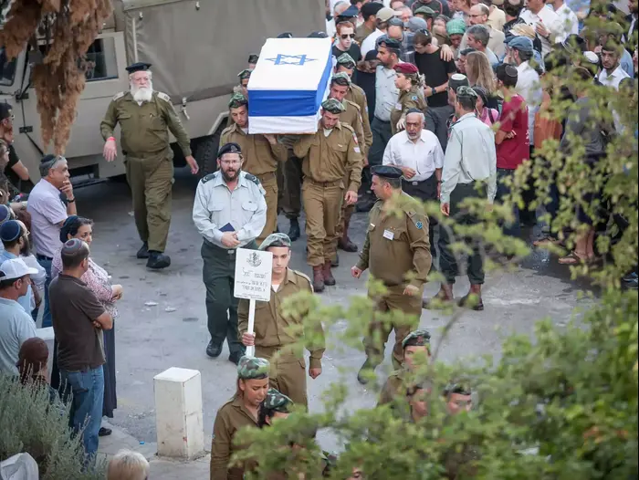 הלווייתו של ברקאי שור שנפל במבצע צוק איתן בעזה, בחלקה הצבאית הר הרצל. יולי 2014 (נועם מושקוביץ) הלווייתו של ברקאי שור שנפל במבצע צוק איתן בעזה, בחלקה הצבאית הר הרצל. יולי 2014 (נועם מושקוביץ)