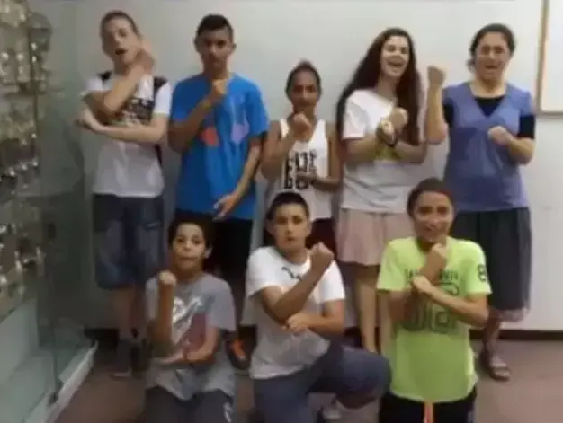 ילדים חירשים תומכים בחיילי צה"ל: "תודה שאתם שומרים עלינו" (יח"צ) ילדים חירשים תומכים בחיילי צה"ל: "תודה שאתם שומרים עלינו" (יח"צ)