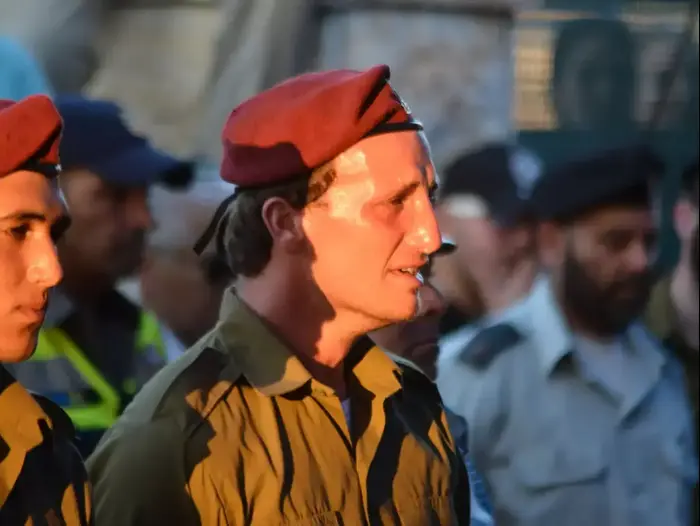 הלווייתו של סמל-ראשון מתן גוטליב, שנפל במהלך מבצע צוק איתן, בבית העלמין ראשון לציון, יולי 2014 (ניב אהרונסון) הלווייתו של סמל-ראשון מתן גוטליב, שנפל במהלך מבצע צוק איתן, בבית העלמין ראשון לציון, יולי 2014 (ניב אהרונסון)