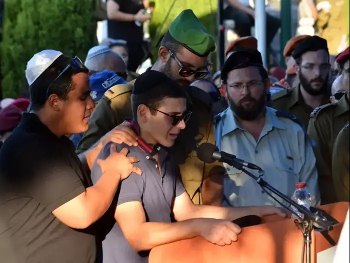 הלווייתו של סמל-ראשון מתן גוטליב, שנפל במהלך מבצע צוק איתן, בבית העלמין ראשון לציון, יולי 2014 (ניב אהרונסון) הלווייתו של סמל-ראשון מתן גוטליב, שנפל במהלך מבצע צוק איתן, בבית העלמין ראשון לציון, יולי 2014 (ניב אהרונסון)