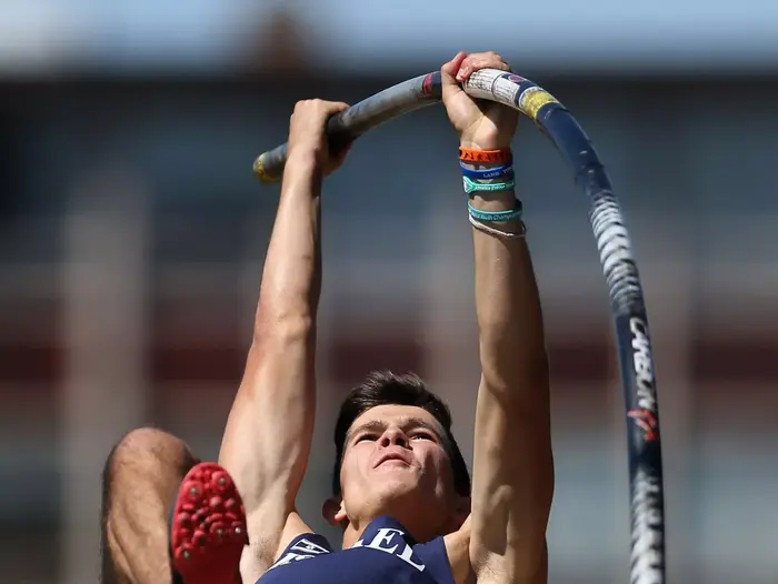 לב סקוריש קופץ במוט באליפות העולם לנוער (GettyImages) לב סקוריש קופץ במוט באליפות העולם לנוער (GettyImages)