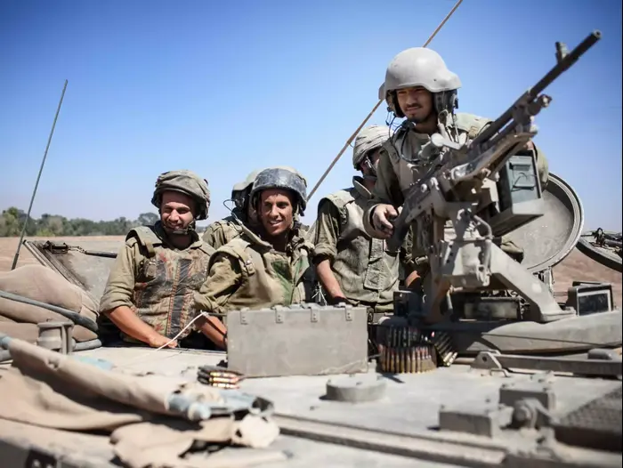 כוחות צה"ל נכנסים לדרום רצועת עזה במהלך מבצע צוק איתך, אוגוסט 2014 (נועם מושקוביץ) כוחות צה"ל נכנסים לדרום רצועת עזה במהלך מבצע צוק איתך, אוגוסט 2014 (נועם מושקוביץ)