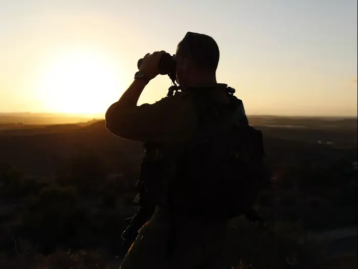 חייל צה"ל צופה ברצועת עזה עם תחילת נסיגת הכוחות, מבצע צוק איתן, אוגוסט 2014 (רויטרס) חייל צה"ל צופה ברצועת עזה עם תחילת נסיגת הכוחות, מבצע צוק איתן, אוגוסט 2014 (רויטרס)