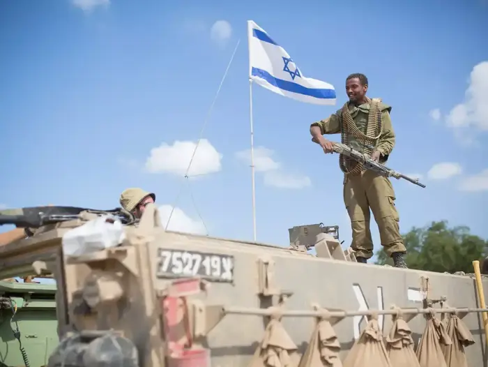 כוחות צה"ל בשטחי הכינוס בדרום על גבול רצועת עזה הבוקר, אוגוסט 2014 (יותם רונן) כוחות צה"ל בשטחי הכינוס בדרום על גבול רצועת עזה הבוקר, אוגוסט 2014 (יותם רונן)