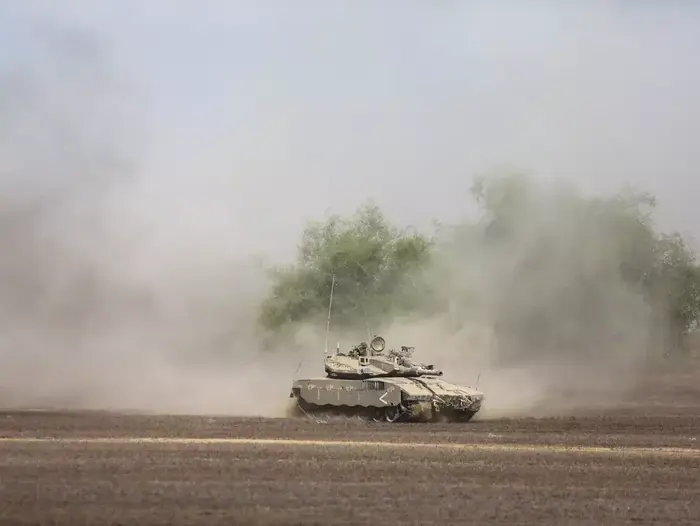 כוחות צה"ל בשטחי הכינוס בדרום על גבול רצועת עזה הבוקר, אוגוסט 2014 (יותם רונן) כוחות צה"ל בשטחי הכינוס בדרום על גבול רצועת עזה הבוקר, אוגוסט 2014 (יותם רונן)