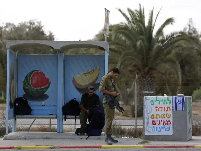 חיילים בתחנת אוטובוס ליד קיבוץ סעד בעוטף עזה. 3 באוגוסט 2014 (רויטרס) חיילים בתחנת אוטובוס ליד קיבוץ סעד בעוטף עזה. 3 באוגוסט 2014 (רויטרס)