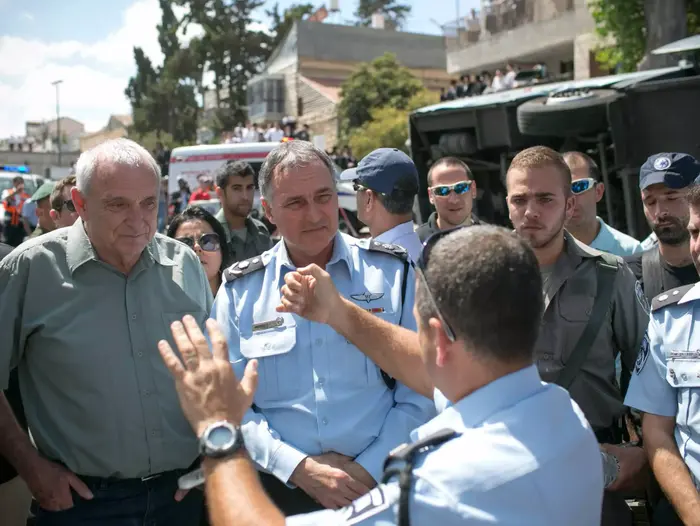 השר לביטחון פנים, יצחק אהרונוביץ', ומפכ"ל המשטרה, יוחנן דנינו, בזירת פיגוע הדריסה בירושלים, אוגוסט 2014 (נועם מושקוביץ) השר לביטחון פנים, יצחק אהרונוביץ', ומפכ"ל המשטרה, יוחנן דנינו, בזירת פיגוע הדריסה בירושלים, אוגוסט 2014 (נועם מושקוביץ)