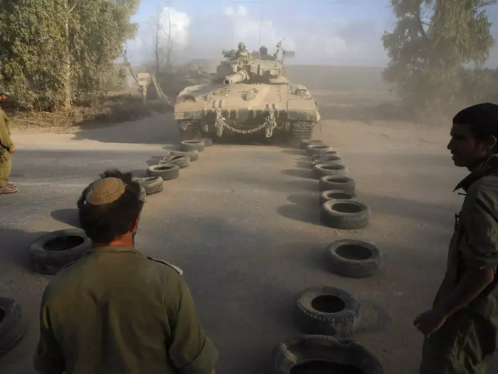 כוחות צה"ל בשטח כינוס ליד גבול רצועת עזה. 4 באוגוסט 2014 (רויטרס) כוחות צה"ל בשטח כינוס ליד גבול רצועת עזה. 4 באוגוסט 2014 (רויטרס)