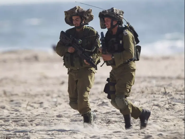 חיילי צה"ל מסיירים על חוף הים סמוך לגבול הרצועה, מבצע צוק איתן, 9 ביולי 2014 (AP) חיילי צה"ל מסיירים על חוף הים סמוך לגבול הרצועה, מבצע צוק איתן, 9 ביולי 2014 (AP)