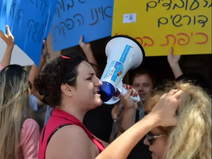 הפגנת עובדי ערוץ 10 מול משרדו של יוסי מימן (ניב אהרונסון) הפגנת עובדי ערוץ 10 מול משרדו של יוסי מימן (ניב אהרונסון)
