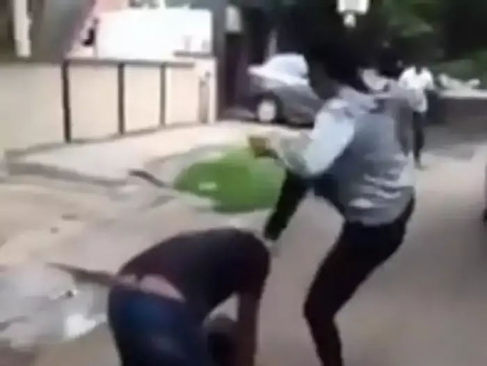 אישה בהודו רדפה אחרי גבר שהטריד אותה מינית והיכתה אותו (צילום מסך , יוטיוב) אישה בהודו רדפה אחרי גבר שהטריד אותה מינית והיכתה אותו (צילום מסך , יוטיוב)
