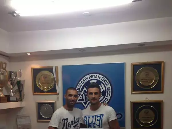 קוסטדין אזורוב שחקן מכבי פתח תקוה (ימין) עם עומר גולן המנהל המקצועי (אתר רשמי , אתר מכבי פתח תקוה)