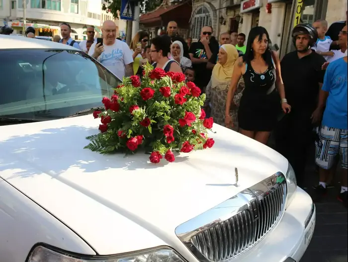 מחמוד ומורל ביום חתונתם ליד ביתם ביפו, אוגוסט 2014 (יותם רונן) מחמוד ומורל ביום חתונתם ליד ביתם ביפו, אוגוסט 2014 (יותם רונן)